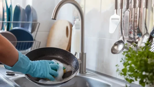 Si të pastrohet tigani qeramik pa e dëmtuar – gabimi që bëjnë pothuajse të gjithë