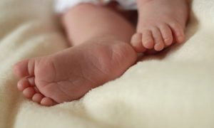 Dy vajza shënojnë lindjet e para të vitit 2026 në Shqipëri