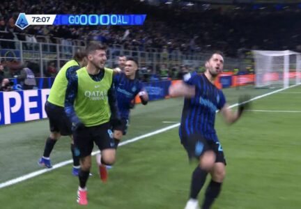 Rrahmani shkakton penallti, Calhanoglu realizon ndaj Napolit