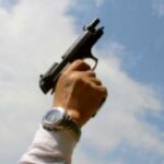 Gjuajti me armë gjatë një ahengu familjar, të dyshuarit i konfiskohet arma