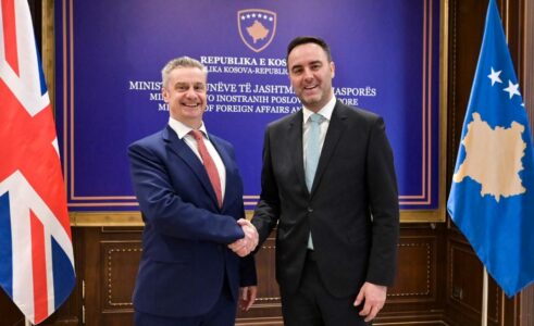 Konjufca takohet me Hargreaves, diskutojnë për marrëdhëniet bilaterale