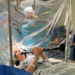 Pacientja me Parkinson luan klarinetë gjatë operacionit në tru që mjekët të vëzhgonin efektin e menjëhershëm të ndërhyrjes