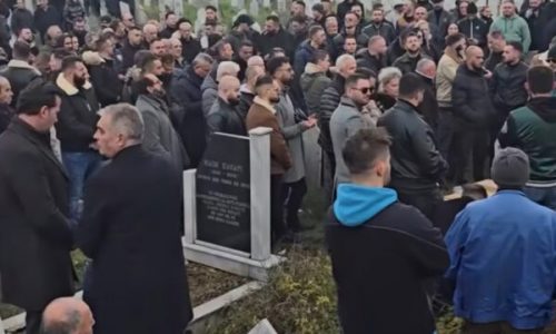 Mes shumë të pranishmëve, varroset Shpat Kasapi- pamje