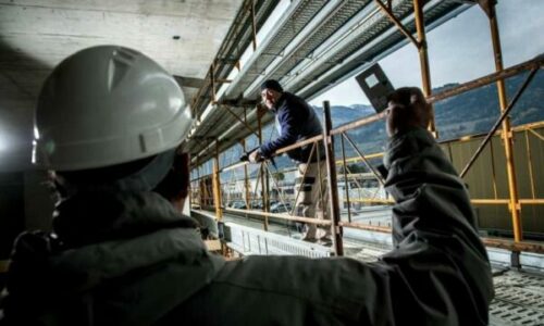 Katër punëtorë nga Kosova dhe një nga RMV kapen duke punuar pa dokumente në Zvicër, lëshohet urdhri për dëbim