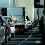 Kolona të gjata te Dheu i Bardhë, pritjet deri në një orë