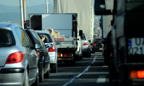 Kolona të gjata te Dheu i Bardhë, pritjet deri në një orë