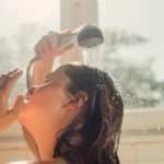 A është më mirë të bësh dush në mëngjes apo në mbrëmje?