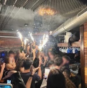 Dalin pamjet nga tragjedia në Zvicër të ftuarit nuk e kuptuan menjëherë seriozitetin e situatës: Ata po kërcenin dhe filmonin zjarrin