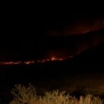 Zjarri në majën e Goleshit ende aktiv – terreni i paqasshëm për zjarrfikësit