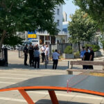 Versione të ndryshme për alarmin e sotëm në Kuvend: Policia tha “sms”, Konjufca e Sekretari i Kuvendit “telefonatë”