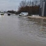 Bllokohet përkohësisht rruga Ferizaj–Prishtinë për shkak të sasisë së madhe të ujit në rrugë