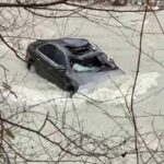 Një veturë bie në përroin e Klosit, dyshohet se shoferi është marrë nga rrjedha e ujit