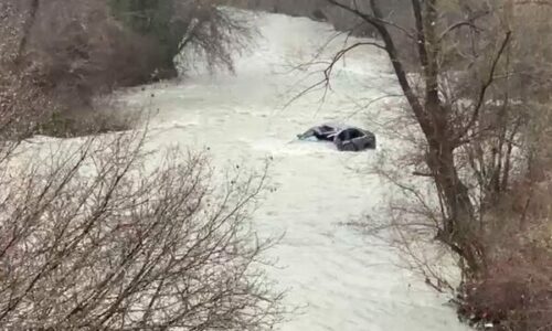Ra në përrua në Klos: Shoferi arrestohet nga Policia, iku vetë s’e ndihmoi pasagjerin që dyshohet se e mori rrjedha