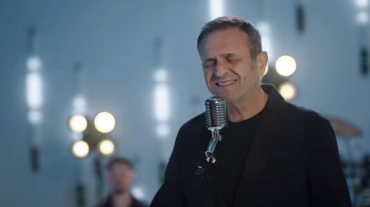 Sinan Vllasaliu publikon këngën e re “Ah sa e doja”