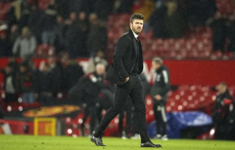 Zyrtare: Carrick, trajner i Unitedit