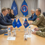 Sorensen takoi edhe komandantin e KFOR-it në vizitën e tij në Prishtinë