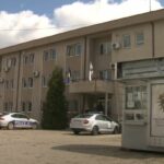 Incident i rëndë në Gjakovë: Një person lëndon veten dhe kushërirën e tij me thikë