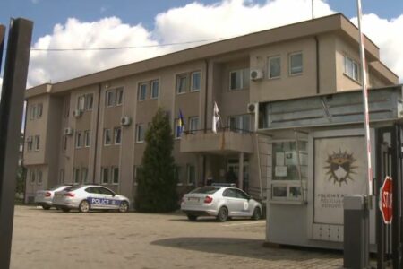 Incident i rëndë në Gjakovë: Një person lëndon veten dhe kushërirën e tij me thikë