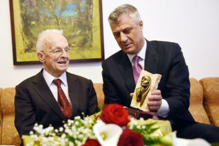 Shatë vjet nga vdekja e Demaçit: “Prandaj, nuk ka bust e lapidar”, pse Thaçi e përmendi Demaçin në intervistë