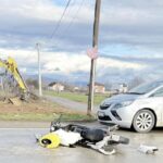 Aksident mes motoçikletës me dy persona dhe veturës në Gjakovë, policia jep detaje (PAMJE)