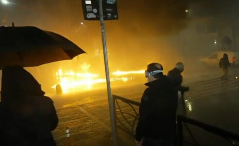 Tiranë: Përshkallëzohet situata para Parlamentit, protestuesit hedhin molotov e policia gaz lotsjellës
