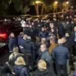 Deputeti i PD-së goditet në kokë gjatë protestës në Tiranë, bartet me urgjencë drejt Traumës
