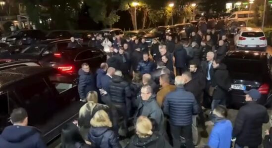Deputeti i PD-së goditet në kokë gjatë protestës në Tiranë, bartet me urgjencë drejt Traumës