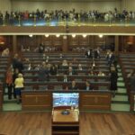 Albin Kurti arrin në sallën e Kuvendit