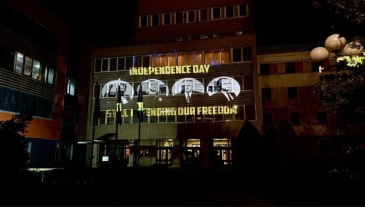“Liria Ka Emër” projekton mesazhin “Ende duke mbrojtur lirinë tonë” në objektin e Presidencës