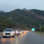 Kolona të gjata në “Rrugën e Kombit”, kosovarët largohen nga plazhet