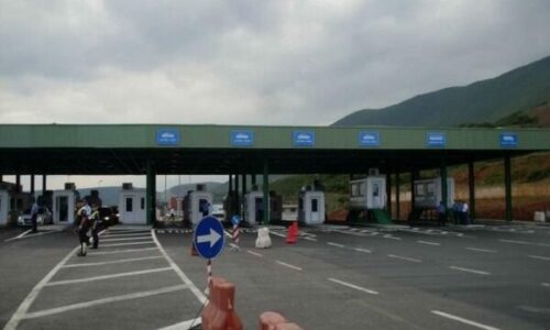 Të huajt njoftohen me rregullat e reja në kufi, shtetasit e Shqipërisë reagojnë: S’duhet, jemi një komb