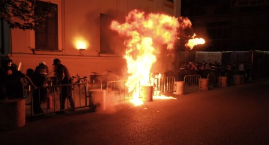 Molotovi para kryeministrisë, merr flakë një protestues