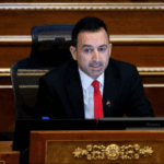 Basha e pranon vendimin e Kushtetueses për masën e përkohshme, ua shpërndan deputetëve
