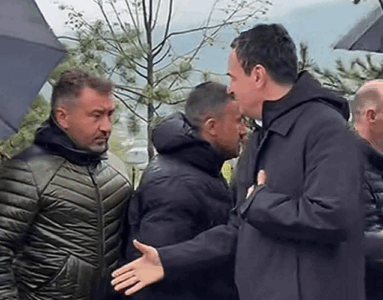 Qytetari s’ia zgjati dorën Kurtit, reagon zjarrfikësi: Mashtrues të doli fytyra, asgjë s’ke bërë për ne!