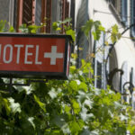 Numër rekord i qëndrimeve në hotele në Zvicër, por shumë akomodime nën presion