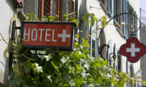 Numër rekord i qëndrimeve në hotele në Zvicër, por shumë akomodime nën presion