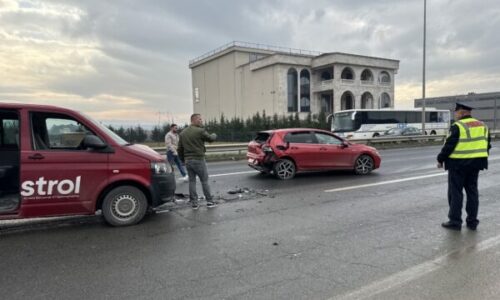 Aksident në magjistralen Prishtinë-Ferizaj, ambulanca e Policia në vendngjarje