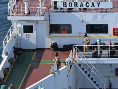 Ushtria franceze zbarkon në një cisternë nafte të lidhur me Rusinë, e dyshuar për lëshimin e dronëve