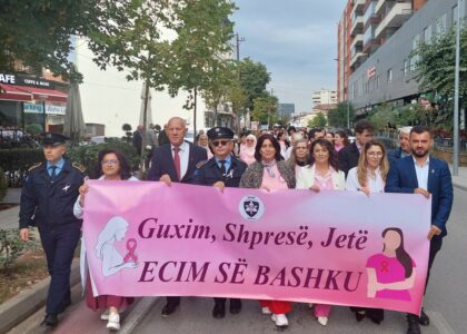 Policia në Prizren merr pjesë në marshin sensibilizues kundër kancerit të gjirit