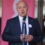Ardian Gjini përcjell mesazhin e shpresës në nisje të Tetorit Rozë në Gjakovë