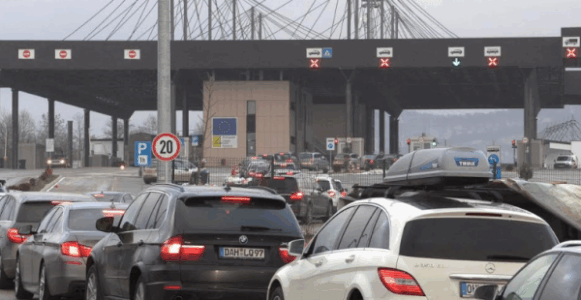 Rreth 3 orë pritjet për të dalë nga Kosova