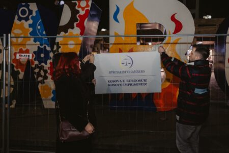 Monumentit të pavarësisë i vendosen rrethojat e burgut të Gjykatës Speciale: Kosova e burgosur
