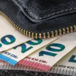 Qytetarja nga Peja dorëzon kuletën e gjetur me të holla në polici