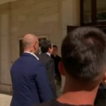 Kurti s’e thotë asnjë fjalë para hyrjes në Kuvend, as për skandalin e Dimal Bashës e as për dorëheqjen e Liburn Aliut