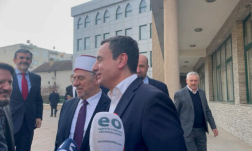 “Kaloni mirë” – Kurti s`përgjigjet rreth vendimit të komunave veriore për t’u tërhequr nga AKK