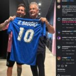 Lionel Messi pranon një dhuratë nga Roberto Baggio