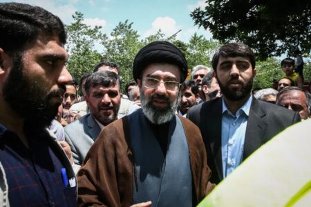 I biri i Khamaneit zëvendëson të atin në postin e liderit suprem, thonë mediat iraniane