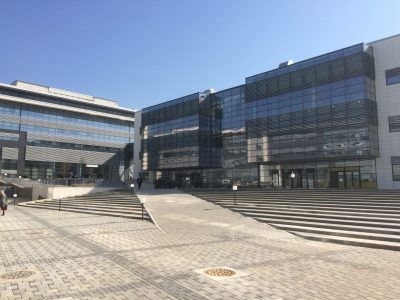 Mungon njëri i akuzuar, shtyhet seanca për grabitjen e afër 1 milion eurove dhe mbi 46 mijë dollarëve