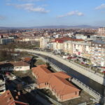 Plagosen dy persona në Podujevë, policia jep detaje