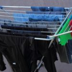 Ekspertët paralajmërojnë: Tharja e rrobave brenda dhomës sjell pasoja serioze për shëndetin